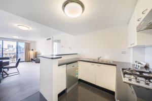 Oaks Sydney Castlereagh Suites的厨房或小厨房