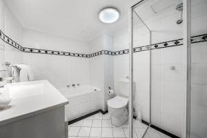 Oaks Sydney Castlereagh Suites的一间浴室