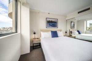 Oaks Sydney Castlereagh Suites客房内的一张或多张床位