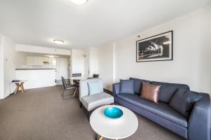 Oaks Sydney Castlereagh Suites的厨房或小厨房