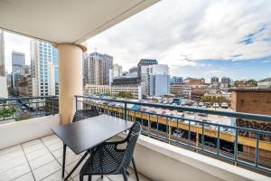 Oaks Sydney Castlereagh Suites的阳台或露台
