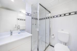Oaks Sydney Castlereagh Suites的一间浴室
