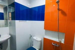 łazienka z toaletą i umywalką w obiekcie Gading Serpong Hotel Near Stadion Persita Redpartner w mieście Anggris