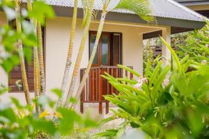 ein Haus inmitten eines Gartens in der Unterkunft Mangoes Resort in Port Vila