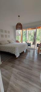 Ένα ή περισσότερα κρεβάτια σε δωμάτιο στο Casa orilla Río Punahue, camino a Lago Riñihue