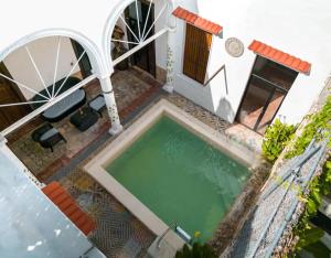 an overhead view of a house with a swimming pool at Casa Iktal Luxury - Centro Mérida in Mérida