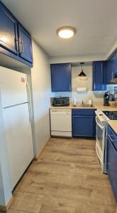 Nhà bếp/bếp nhỏ tại Calypso at Nautilus - Pet Friendly, Walk to beach!