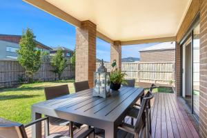 Ein Patio oder anderer Außenbereich in der Unterkunft Point Cook's Spacious and Comfy 4BR/3BA Haven!
