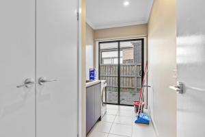 Galeriebild der Unterkunft Point Cook's Spacious and Comfy 4BR/3BA Haven! in Point Cook