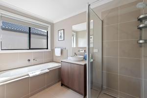 Ein Badezimmer in der Unterkunft Point Cook's Spacious and Comfy 4BR/3BA Haven!