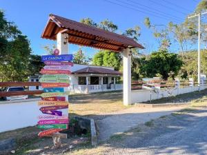 una pila di cartelli di fronte a una casa di Descubre la Reserva Forestal La Yeguada a El Quije