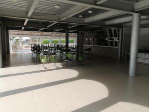 une chambre avec des chaises et des tables dans un bâtiment dans l'établissement APARTAMENTO CAMPESTRE CHINAUTA, à La Serena