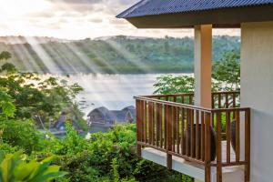 un balcón de una casa con vistas al río en Mangoes Resort en Port Vila