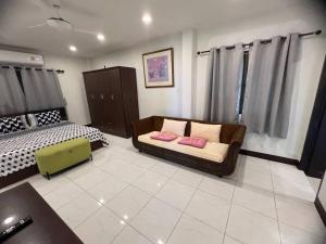 salon z kanapą i łóżkiem w obiekcie Blue Sky Villa w mieście Karon Beach