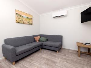 TV a/nebo společenská místnost v ubytování BIG4 Townsville Gateway Holiday Park
