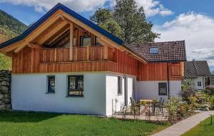 uma casa com um deque em cima em 2 Bedroom Nice Home In Kolbnitz em Unterkolbnitz
