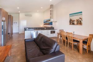 cocina y comedor con sofá y mesa en Eight Willows Retreat en Margaret River Town