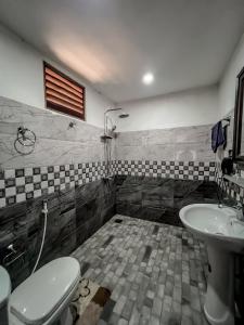 een badkamer met een toilet en een wastafel bij Secret Mountain Paradise in Ella