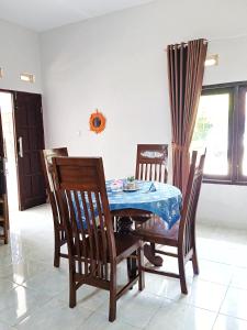 tavolo da pranzo con sedie e panna blu di Liefly Prambanan Villa a Randugunting