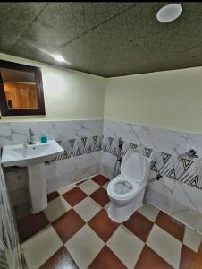 y baño con aseo y lavamanos. en Valley view camps &cottages, en Nainital