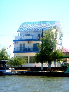 un gran edificio a orillas de un río en Marina House, en Sulina