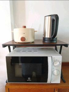 a microwave on a shelf with a blender and a toaster at Happyhouse Laksi station (PK14) in Lak Si