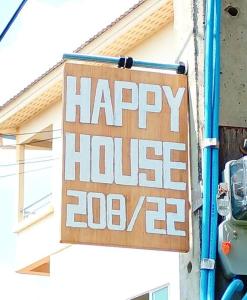 un signo de casa feliz en el lado de un edificio en Happyhouse Laksi station (PK14) en Lak Si
