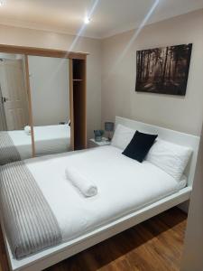 Кровать или кровати в номере Orchard house