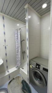 baño con lavadora en una habitación en Salamat Apartments - Best location 8, en Bishkek