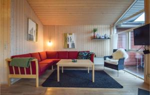 sala de estar con sofá rojo y mesa en Shus, en Fæbæk