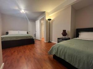 En eller flere senger på et rom på Spacious 2 bedroom suite