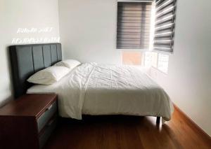 una camera con un letto bianco e una finestra di House of Suri, Residency Ostia, Bandar Baru Bangi a Bandar Baru Bangi