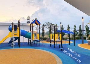 un parco giochi con scivolo e scivolo di House of Suri, Residency Ostia, Bandar Baru Bangi a Bandar Baru Bangi