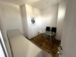 Habitación pequeña con escritorio y mesa. en Modern Studio - Amitié/Point E, en Dakar