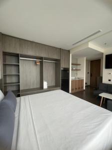 מיטה או מיטות בחדר ב-Khách sạn Apec Mandala Phú Yên