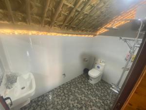 łazienka z umywalką i toaletą w obiekcie Công homestay w mieście Làng Xa