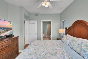 een slaapkamer met een bed en een flatscreen-tv bij Destin West Gulfside 301 - True Beachfront Luxury - Beautiful Views! in Fort Walton Beach +34 foto's