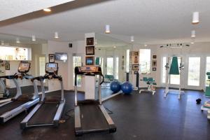 een sportschool met loopbanden en fitnessapparatuur in een kamer bij Destin West Gulfside 301 - True Beachfront Luxury - Beautiful Views! in Fort Walton Beach