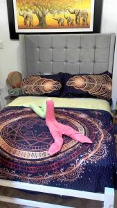 une personne dormant sur un lit avec des chaussettes roses dans l'établissement mini departamento tipo loft .en puente piedra., à Puente Piedra