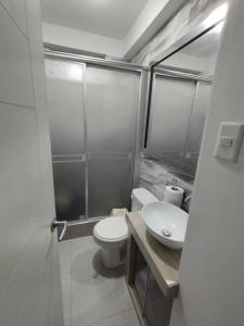 La salle de bains est pourvue de toilettes et d'un lavabo. dans l'établissement mini departamento tipo loft .en puente piedra., à Puente Piedra