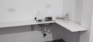 - un comptoir blanc avec lavabo dans la salle de bains dans l'établissement Lion House, à Galle