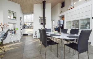 ハザスレウにある3 Bedroom Amazing Home In Haderslevのキッチン、ダイニングルーム(テーブル、椅子付)