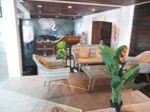 um quarto com cadeiras e uma mesa e um vaso com flores em The Guest Hotel & Hostel em Chiang Mai