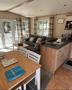 Virtuve vai virtuves zona naktsmītnē Lovely 6 Berth Caravan With Decking In Norfolk At Haven Wild Duck, Ref 11271mc