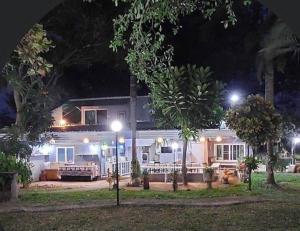 dom w nocy z oświetleniem przed nim w obiekcie Sleep Home Khaoyai w mieście Pak Chong