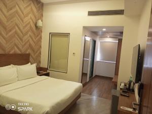 HOTEL KADAMB TREE客房内的一张或多张床位