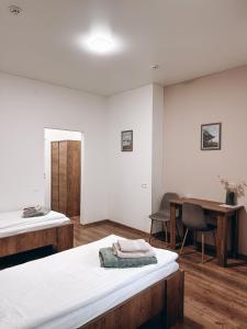 Hotel Dovha客房内的一张或多张床位