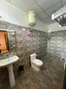 La salle de bains est pourvue de toilettes et d'un lavabo. dans l'établissement Starlit Getaway, à Dharamshala