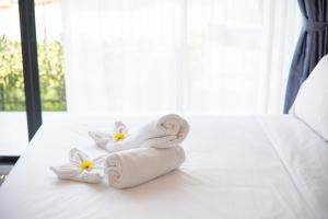 Postel nebo postele na pokoji v ubytování SeeView Resort (ซีวิว รีสอร์ต)