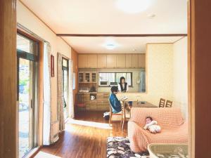 Posezení v ubytování 島の民泊 天川 -てぃんご- TINGO japanese kominka stay